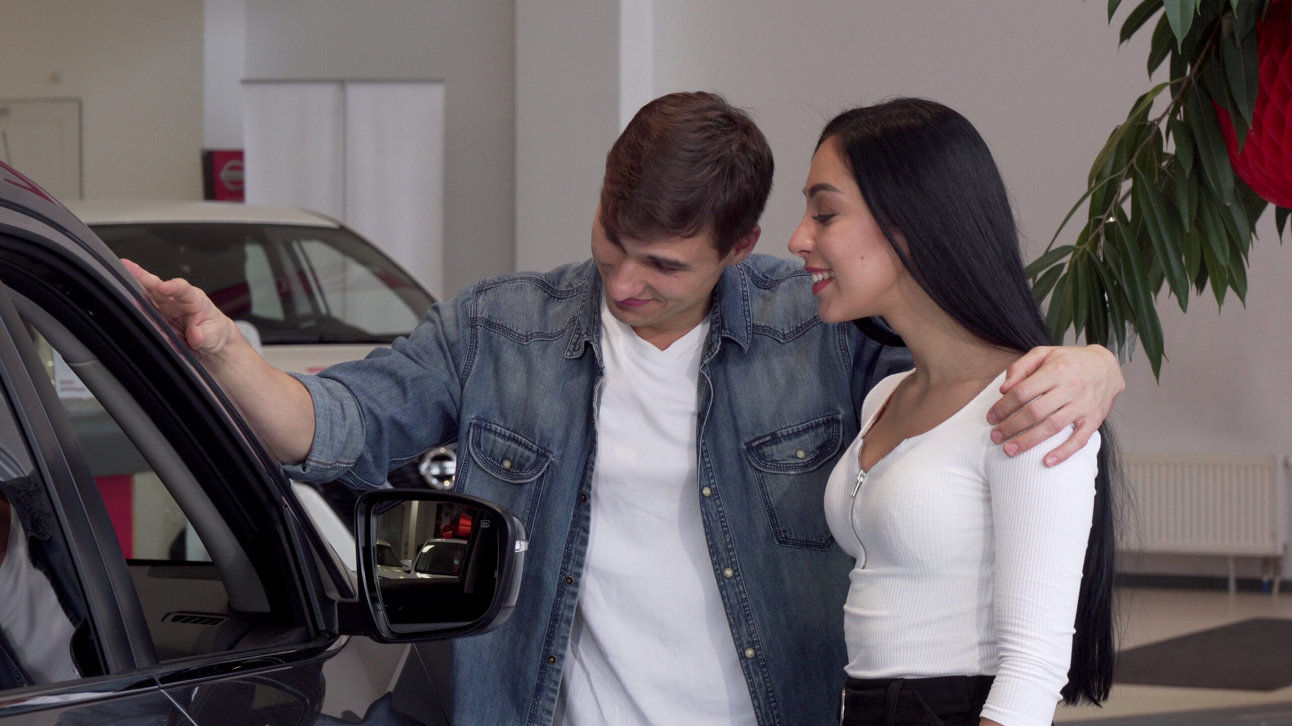 young-couple-choosing-new-car-at-the-dealership-looking-inside-the-automobile-SBI-350666318 young-couple-choosing-new-car-at-the-dealership-looking-inside-the-automobile-SBI-350666318